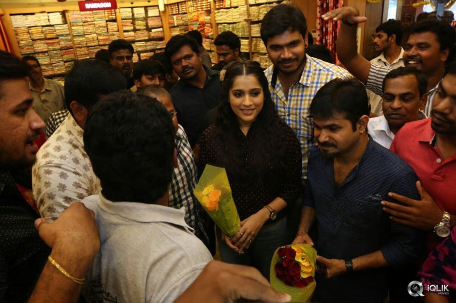 Tanu-Vachenanta-Movie-Team-At-South-India-Shopping-Mall-Vijayawada